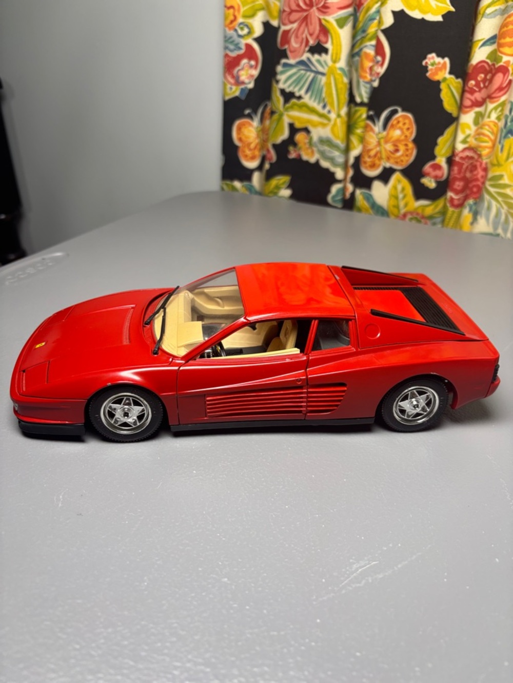 Burago 1984 Ferrari TestaRossa 1:18 Scale Diecast Model Car Red Italy